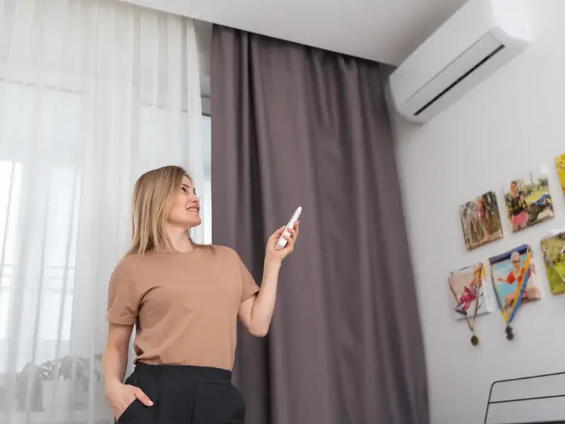 Climatisation murale installée dans une chambre, au-dessus du lit