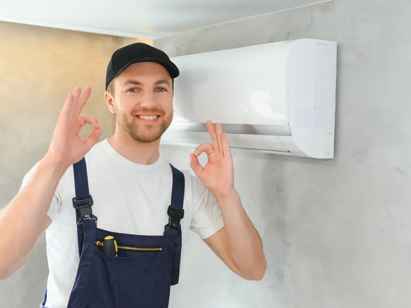Climatisation murale réparée et remise en route après le changement d'une pièce défectueuse