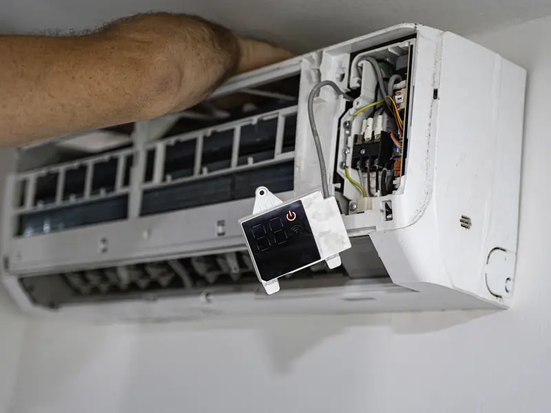Contrôle de la carte électronique d'un climatiseur pour interpréter un code de défaut