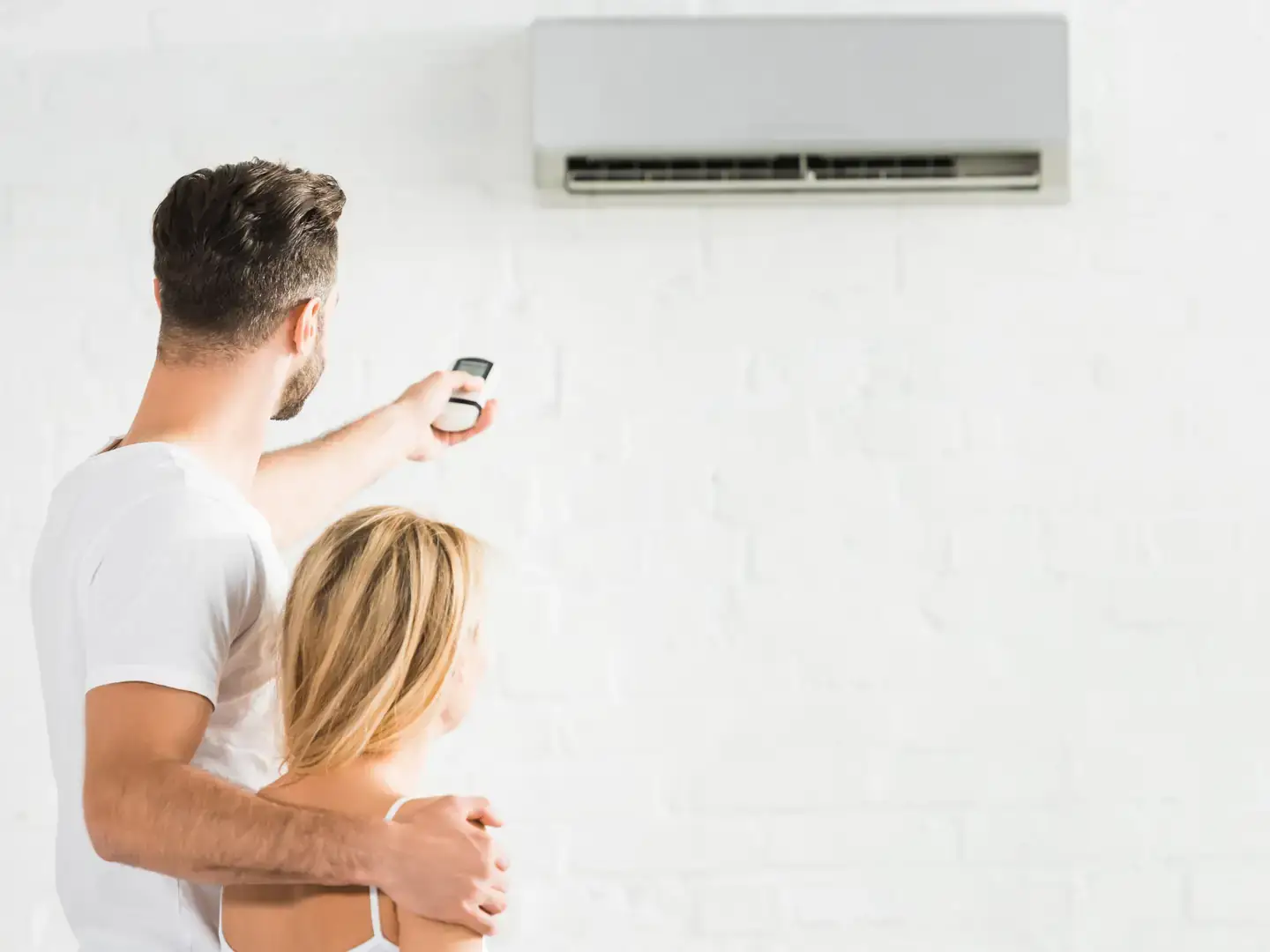 Couple profitant de la fraîcheur dans son appartement climatisé