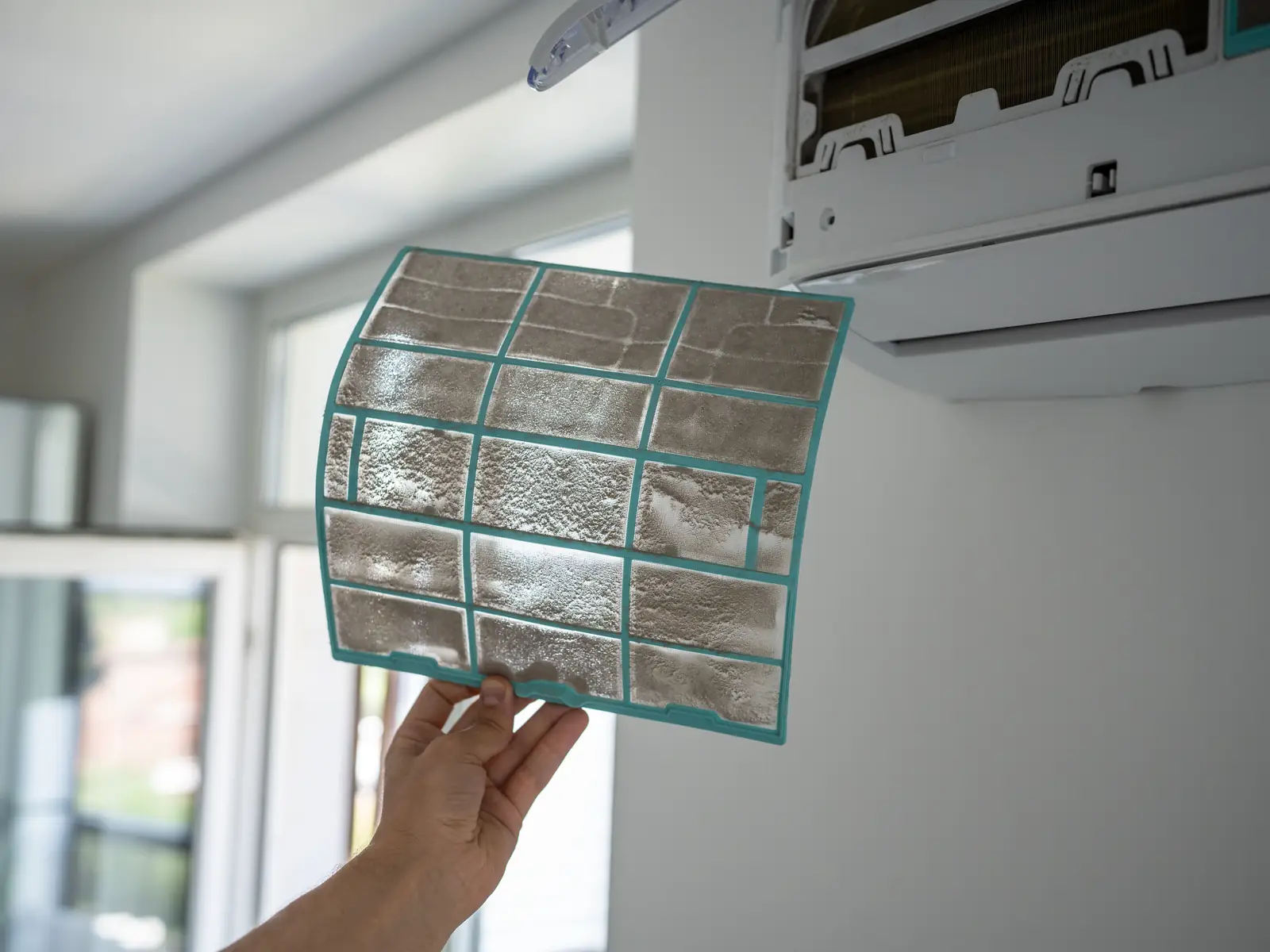 Filtre de climatisation encrassé par la poussière, avant son lavage