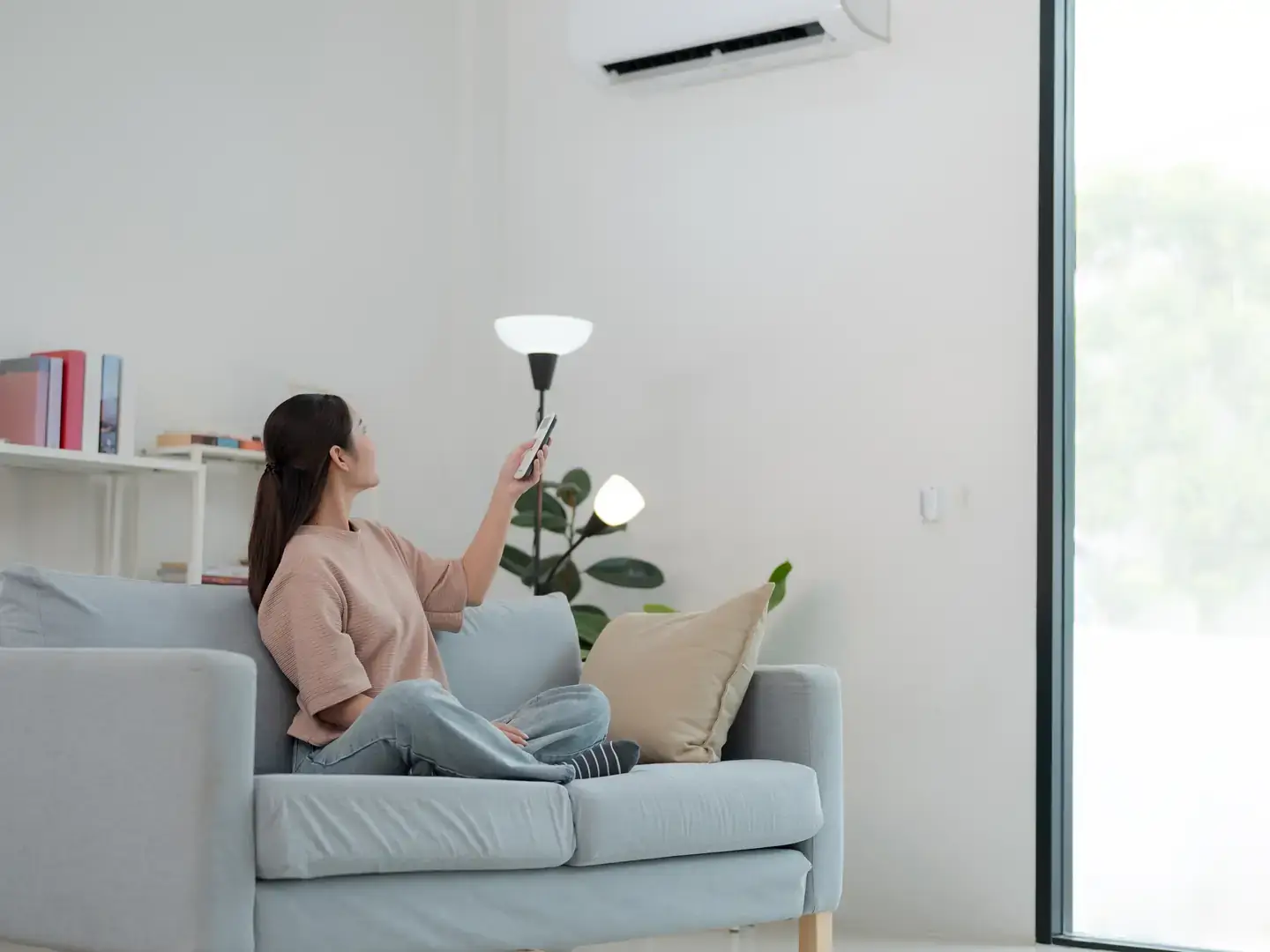 Grand séjour lumineux et climatisé, comme on en trouve dans une villa