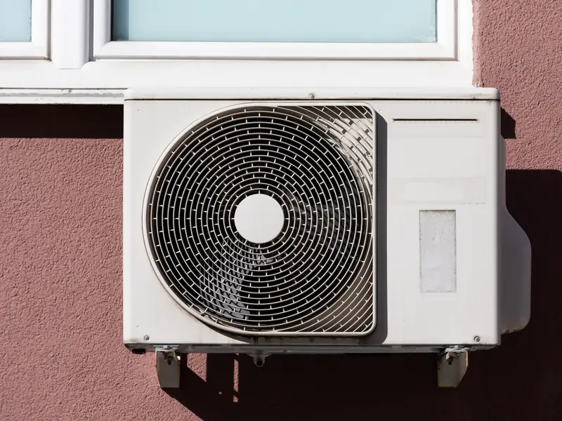 Groupe extérieur de climatisation fixé en façade d'un immeuble
