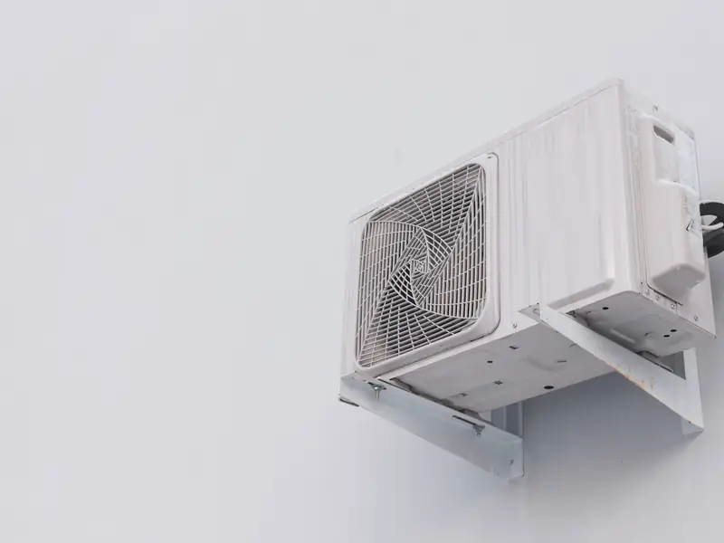 Groupe extérieur de climatisation installé sur un support mural