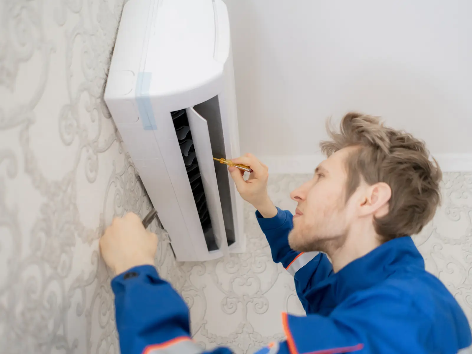 Inspection d'un climatiseur mural qui se coupe de lui-même en cours de fonctionnement