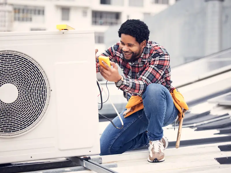 Mesures électriques réalisées sur le groupe extérieur d'une climatisation pendant l'entretien