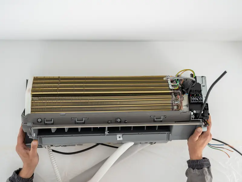 Raccordement d'une unité intérieure de climatisation fixée au mur