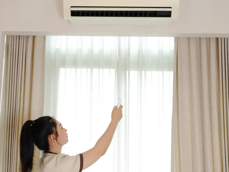 Réglage d'une climatisation murale dans une chambre
