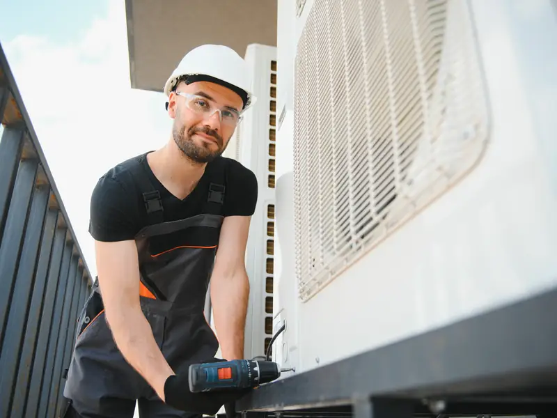 Réparation d'une unité de climatisation dont la carte électronique a souffert d'une surtension