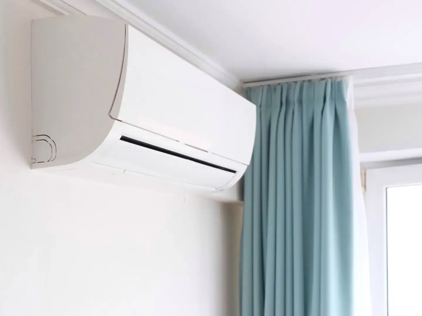 Split mural de climatisation posé dans une chambre spacieuse