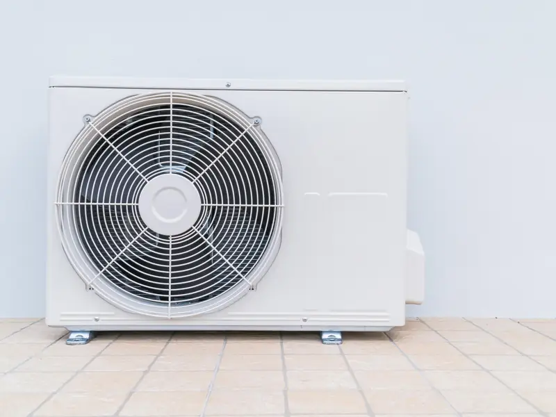 Unité extérieure de climatisation posée au sol, le seul élément visible d'un gainable