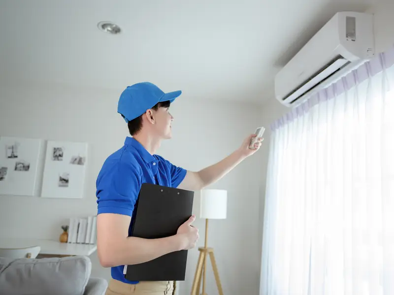 Technicien après l'entretien d'une climatisation à Nice