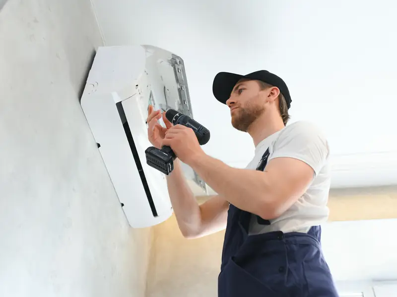 Perçage pour la fixation d'un climatiseur à Nice
