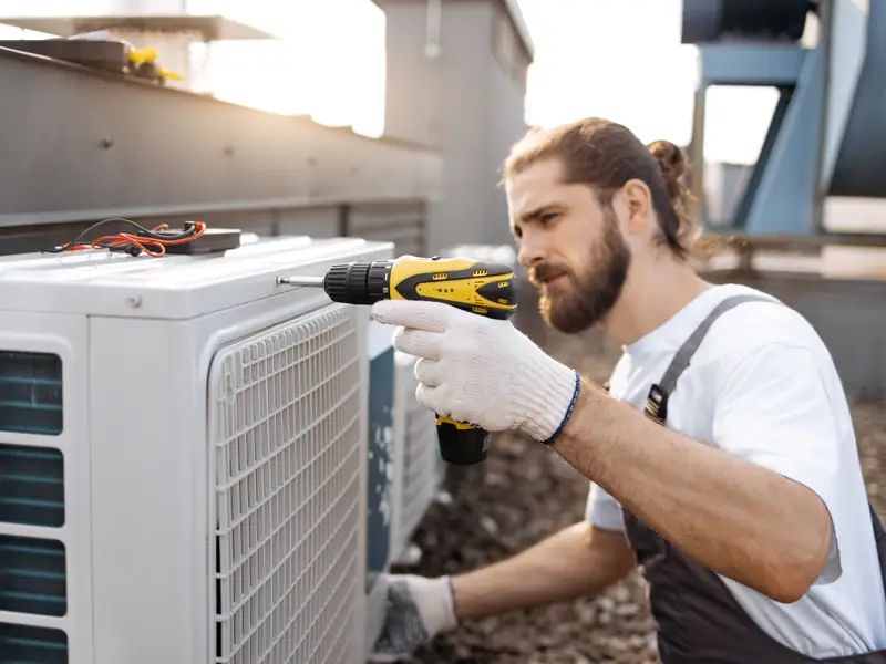 Fixation d'un groupe extérieur de climatisation à Nice