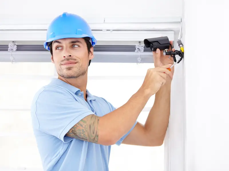 Pose d'une climatisation par un technicien à Nice