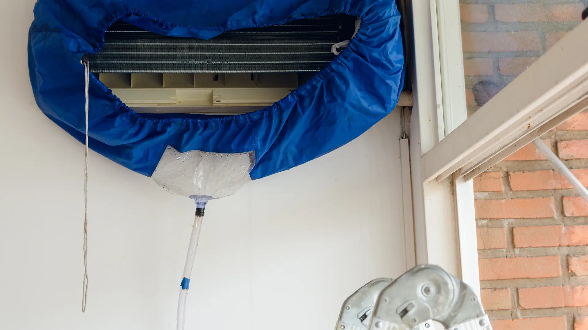 Housse de lavage installée sous un split à Nice